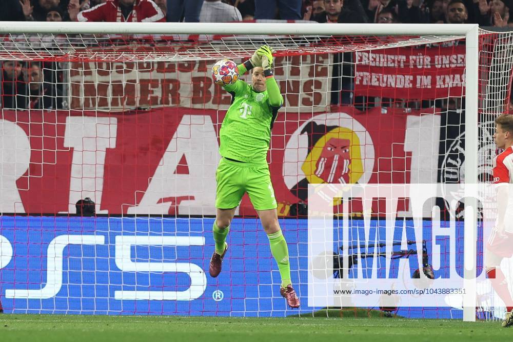 Torwartaktion von Manuel Neuer 1 (FC Bayern Muenchen), FC Bayern Muenchen vs. FC Arsenal, Champions League, Fussball, Viertelfinale, Rueckspiel, 17.04.2024 Muenchen Bayern Deutschland