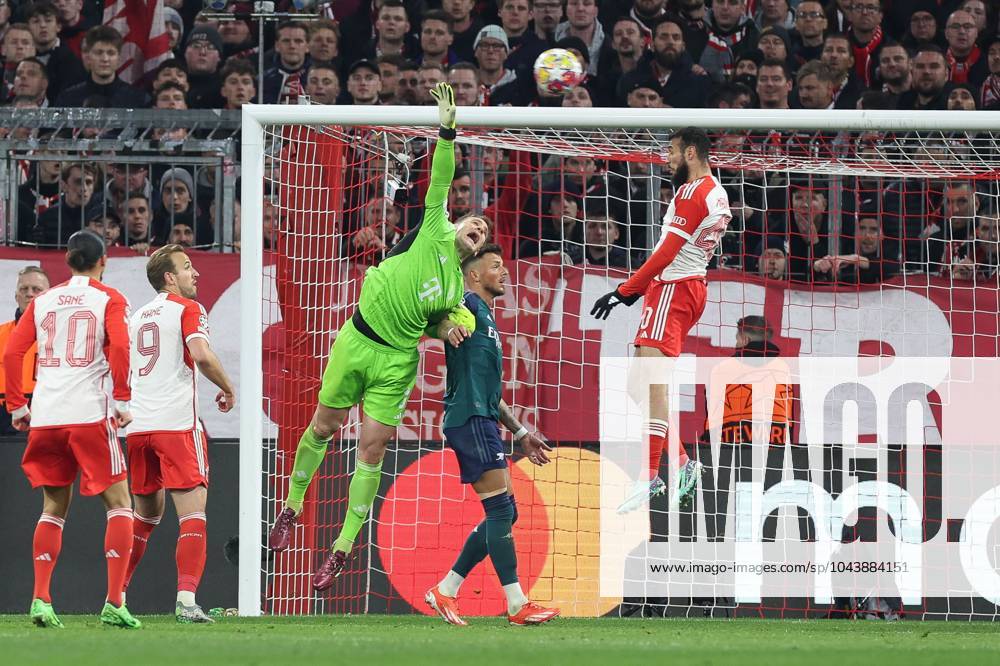 Torwartaktion von Manuel Neuer 1 (FC Bayern Muenchen), FC Bayern Muenchen vs. FC Arsenal, Champions League, Fussball, Viertelfinale, Rueckspiel, 17.04.2024 Muenchen Bayern Deutschland
