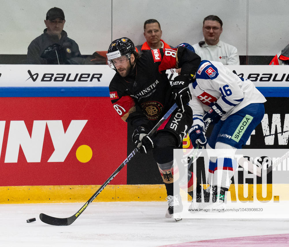 Kampf um den Puck Zweikampf zwischen Daniel Pfaffengut (Team Deutschland, 81) und Robert Lantosi (Team Slowakei, 16). GER, Deutschland vs. Slowakei, Eishockey, Testspiel, WM-Vorbereitung 2024, 18.04.2024. GER, Deutschland vs. Slowakei, Eishockey, Testspiel, WM-Vorbereitung 2024, 18.04.2024. Kaufbeuren
