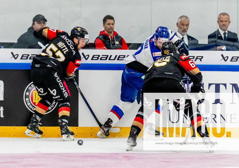 Kampf um den Puck Zweikampf zwischen Leon Huettl (Team Deutschland, 57) und Marc Michaelis (Team Deutschland, 65) mit Mario Grman (Team Slowakei, 7). GER, Deutschland vs. Slowakei, Eishockey, Testspiel, WM-Vorbereitung 2024, 18.04.2024. GER, Deutschland vs. Slowakei, Eishockey, Testspiel, WM-Vorbereitung 2024, 18.04.2024. Kaufbeuren