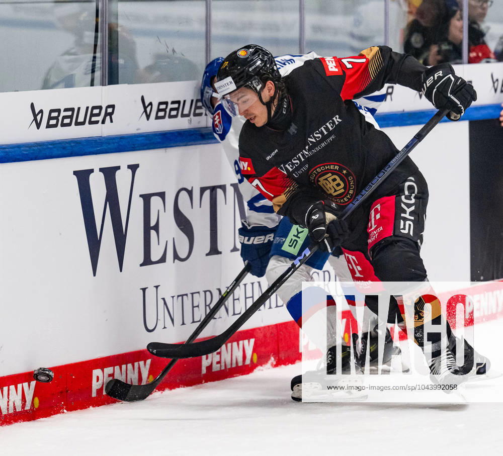 Kampf um den Puck Zweikampf zwischen Daniel Fischbuch (Team Deutschland, 77) und Andrej Golian (Team Slowakei, 98). GER, Deutschland vs. Slowakei, Eishockey, Testspiel, WM-Vorbereitung 2024, 20.04.2024. GER, Deutschland vs. Slowakei, Eishockey, Testspiel, WM-Vorbereitung 2024, 20.04.2024. Augsburg
