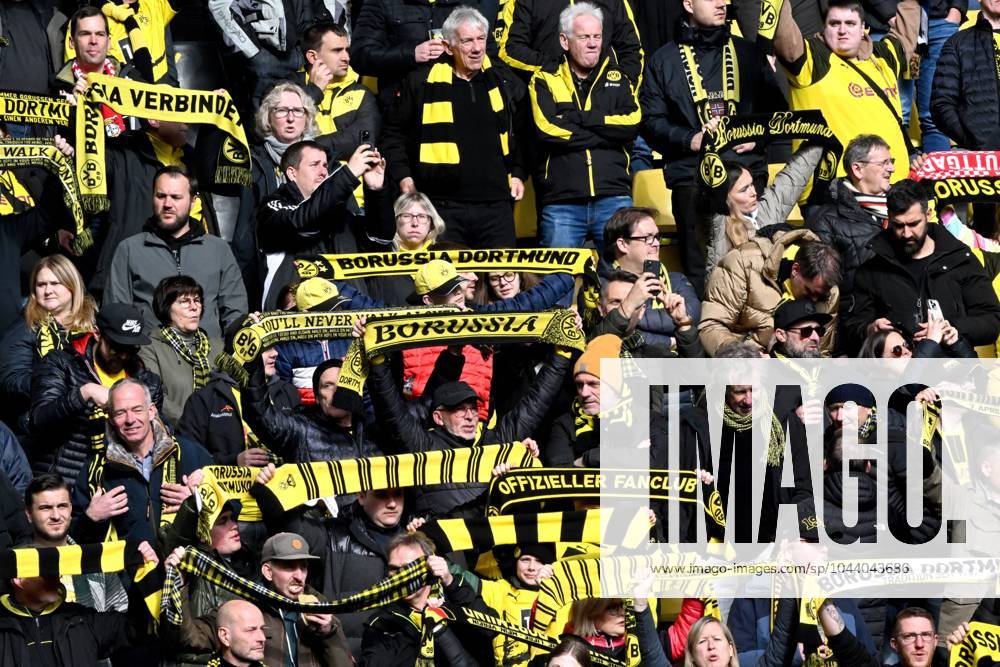 DORTMUND - Borussia Dortmund supporters before the Bundesliga match between Borussia Dortmund and Bayer 04 Leverkusen at the Signal Iduna Park on April 21, 2024 in Dortmund, Germany. ANP Hollandse Hoogte Bundesliga 2023 2024 ANPxSportx xGerritxvanxKeulenxIVx 496582650 originalFilename: 496582650