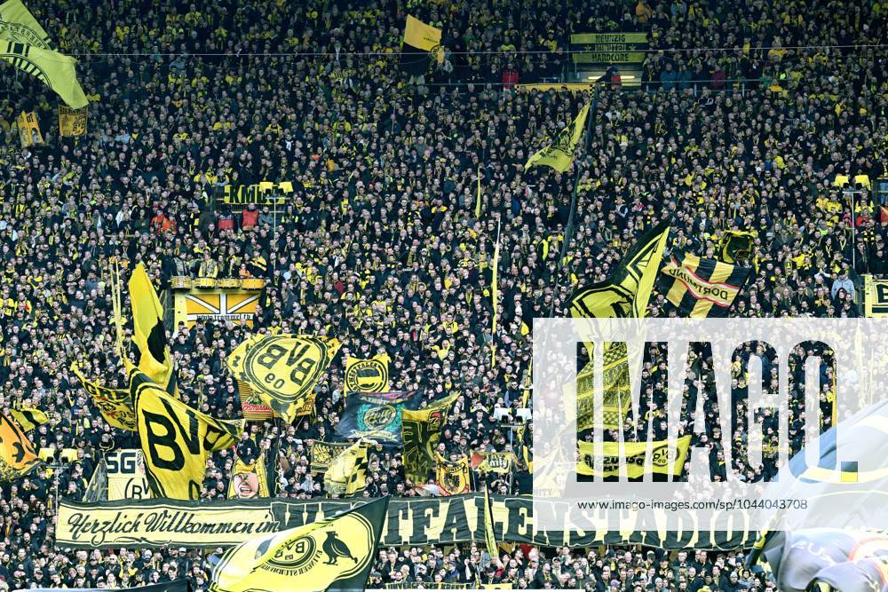 DORTMUND - Borussia Dortmund supporters before the Bundesliga match between Borussia Dortmund and Bayer 04 Leverkusen at the Signal Iduna Park on April 21, 2024 in Dortmund, Germany. ANP Hollandse Hoogte Bundesliga 2023 2024 ANPxSportx xGerritxvanxKeulenxIVx 496582897 originalFilename: 496582897