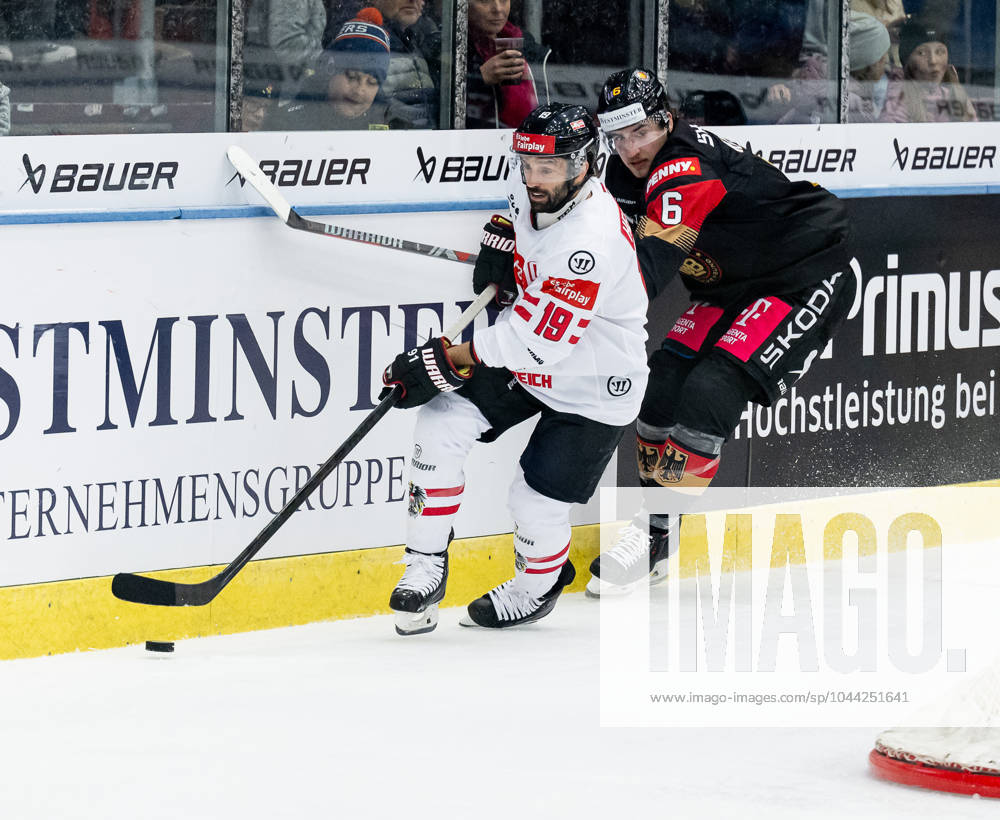Kampf um den Puck Zweikampf zwischen Dominique Heinrich (Team Oesterreich, 19) und Julius Karrer (Team Deutschland, 6). GER, Deutschland vs. Oesterreich, Eishockey, Testspiel, WM-Vorbereitung 2024, 25.04.2024. GER, Deutschland vs. Oesterreich, Eishockey, Testspiel, WM-Vorbereitung 2024, 25.04.2024. Garmisch-Partenkirchen