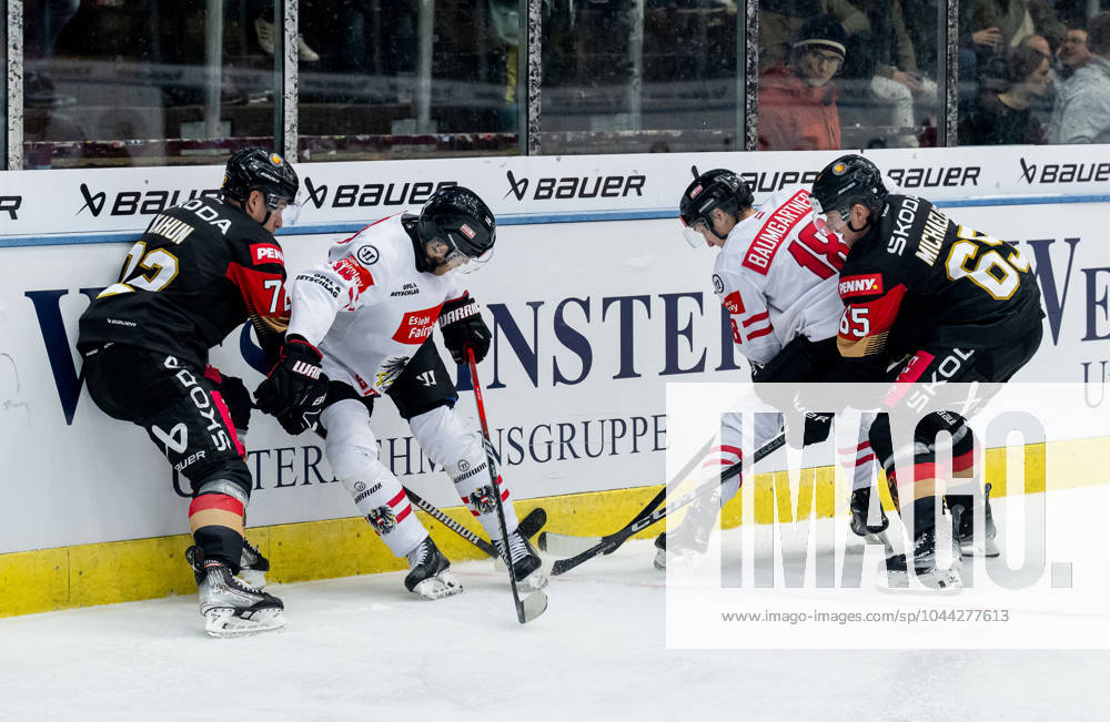 Kampf um den Puck Zweikampf zwischen Dominik Kahun (Team Deutschland, 72) und Marc Michaelis (Team Deutschland, 65) mit Kilian Zuendel (Team Oesterreich, 14) und Benjamin Baumgartner (Team Oesterreich, 18). GER, Deutschland vs. Oesterreich, Eishockey, Testspiel, WM-Vorbereitung 2024, 25.04.2024. GER, Deutschland vs. Oesterreich, Eishockey, Testspiel, WM-Vorbereitung 2024, 25.04.2024. Garmisch-Partenkirchen