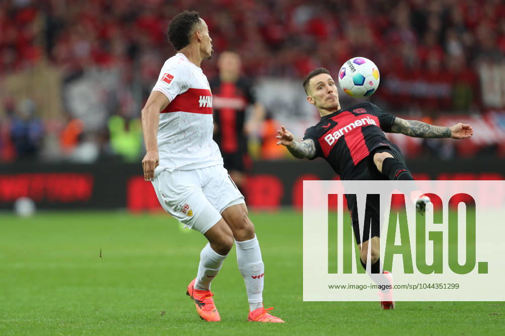 Jamie Leweling (VfB Stuttgart) und Alejandro Grimaldo (Bayer 04 Leverkusen) im Zweikampf, 1. Bundesliga, Bayer 04 Leverkusen vs VfB Stuttgart, BayArena am 27. April 2024 in Leverkusen, Deutschland. (Foto von Oliver Kaelke DeFodi Images) Jamie Leweling (VfB Stuttgart) und Alejandro Grimaldo (Bayer 04 Leverkusen) battle for the ball, 1. Bundesliga, Bayer 04 Leverkusen vs VfB Stuttgart, BayArena on April 27, 2024 in Leverkusen, Germany. (Photo by Oliver Kaelke DeFodi Images) Defodi-678_2024_04_27_OK_LEVVFB_0992