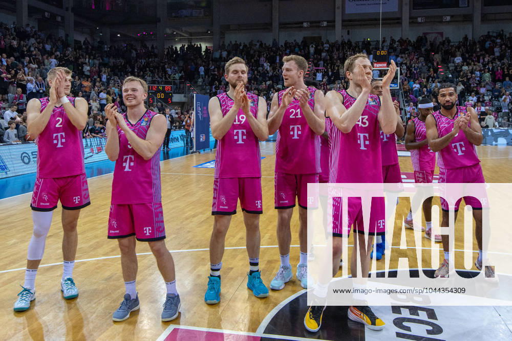 Die Mannschaft der Telekom Baskets Bonn feiert den Sieg gegen Rostock Seawolves. Thomas Kennedy (Telekom Baskets Bonn, 54), Florian Koch (Telekom Baskets Bonn, 12),Glynn Watson (Telekom Baskets Bonn, 04), Savion Flagg (Telekom Baskets Bonn, 01), Brian Fobbs (Telekom Baskets Bonn, 11), Christian Sengfelder (Telekom Baskets Bonn, 43),Lars Thiemann (Telekom Baskets Bonn, 21),Till Pape (Telekom Baskets Bonn, 19),Harald Frey (Telekom Baskets Bonn, 05),Tyreese Blunt (Telekom Baskets Bonn, 0) Telekom Baskets Bonn vs. Rostock Seawolves, Basketball, easy Credit BBL, 30. Spieltag, 2023 24, 27.04.2024 Telekom Baskets Bonn vs. Rostock Seawolves, Basketball, easy Credit BBL, 30. Spieltag, 2023 24, 27.04.2024 Bonn