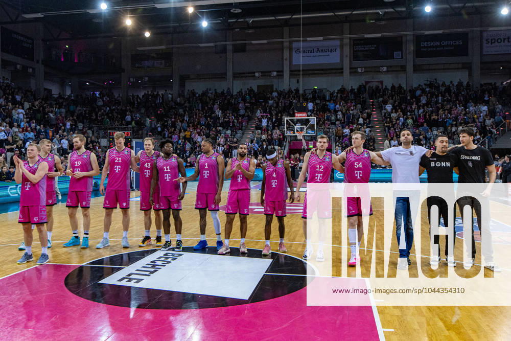 Die Mannschaft der Telekom Baskets Bonn feiert den Sieg gegen Rostock Seawolves. Thomas Kennedy (Telekom Baskets Bonn, 54), Florian Koch (Telekom Baskets Bonn, 12),Glynn Watson (Telekom Baskets Bonn, 04), Savion Flagg (Telekom Baskets Bonn, 01), Brian Fobbs (Telekom Baskets Bonn, 11), Christian Sengfelder (Telekom Baskets Bonn, 43),Lars Thiemann (Telekom Baskets Bonn, 21),Till Pape (Telekom Baskets Bonn, 19),Harald Frey (Telekom Baskets Bonn, 05),Tyreese Blunt (Telekom Baskets Bonn, 0) Telekom Baskets Bonn vs. Rostock Seawolves, Basketball, easy Credit BBL, 30. Spieltag, 2023 24, 27.04.2024 Telekom Baskets Bonn vs. Rostock Seawolves, Basketball, easy Credit BBL, 30. Spieltag, 2023 24, 27.04.2024 Bonn