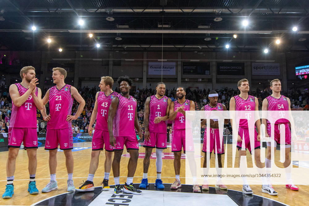 Die Mannschaft der Telekom Baskets Bonn feiert den Sieg gegen Rostock Seawolves. Thomas Kennedy (Telekom Baskets Bonn, 54), Florian Koch (Telekom Baskets Bonn, 12),Glynn Watson (Telekom Baskets Bonn, 04), Savion Flagg (Telekom Baskets Bonn, 01), Brian Fobbs (Telekom Baskets Bonn, 11), Christian Sengfelder (Telekom Baskets Bonn, 43),Lars Thiemann (Telekom Baskets Bonn, 21),Till Pape (Telekom Baskets Bonn, 19),Harald Frey (Telekom Baskets Bonn, 05),Tyreese Blunt (Telekom Baskets Bonn, 0) Telekom Baskets Bonn vs. Rostock Seawolves, Basketball, easy Credit BBL, 30. Spieltag, 2023 24, 27.04.2024 Telekom Baskets Bonn vs. Rostock Seawolves, Basketball, easy Credit BBL, 30. Spieltag, 2023 24, 27.04.2024 Bonn