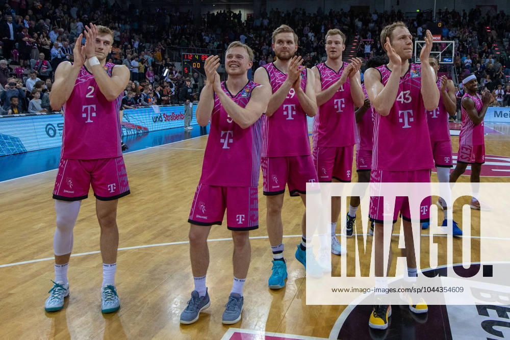 Die Mannschaft der Telekom Baskets Bonn feiert den Sieg gegen Rostock Seawolves. Samuel Griesel (Telekom Baskets Bonn, 02), Harald Frey (Telekom Baskets Bonn, 05), Till Pape (Telekom Baskets Bonn, 19), Lars Thiemann (Telekom Baskets Bonn, 21), Christian Sengfelder (Telekom Baskets Bonn, 43), Glynn Watson (Telekom Baskets Bonn, 04) Telekom Baskets Bonn vs. Rostock Seawolves, Basketball, easy Credit BBL, 30. Spieltag, 2023 24, 27.04.2024 Telekom Baskets Bonn vs. Rostock Seawolves, Basketball, easy Credit BBL, 30. Spieltag, 2023 24, 27.04.2024 Bonn