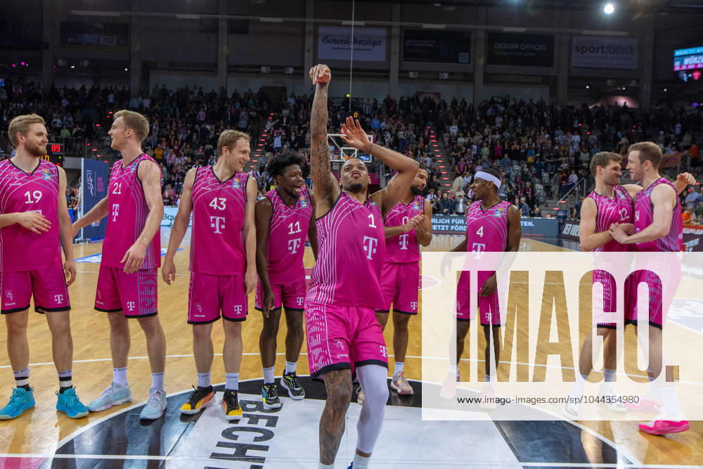 Die Mannschaft der Telekom Baskets Bonn feiert den Sieg gegen Rostock Seawolves. Thomas Kennedy (Telekom Baskets Bonn, 54), Florian Koch (Telekom Baskets Bonn, 12),Glynn Watson (Telekom Baskets Bonn, 04), Savion Flagg (Telekom Baskets Bonn, 01), Brian Fobbs (Telekom Baskets Bonn, 11), Christian Sengfelder (Telekom Baskets Bonn, 43),Lars Thiemann (Telekom Baskets Bonn, 21),Till Pape (Telekom Baskets Bonn, 19),Harald Frey (Telekom Baskets Bonn, 05),Tyreese Blunt (Telekom Baskets Bonn, 0) Telekom Baskets Bonn vs. Rostock Seawolves, Basketball, easy Credit BBL, 30. Spieltag, 2023 24, 27.04.2024 Telekom Baskets Bonn vs. Rostock Seawolves, Basketball, easy Credit BBL, 30. Spieltag, 2023 24, 27.04.2024 Bonn