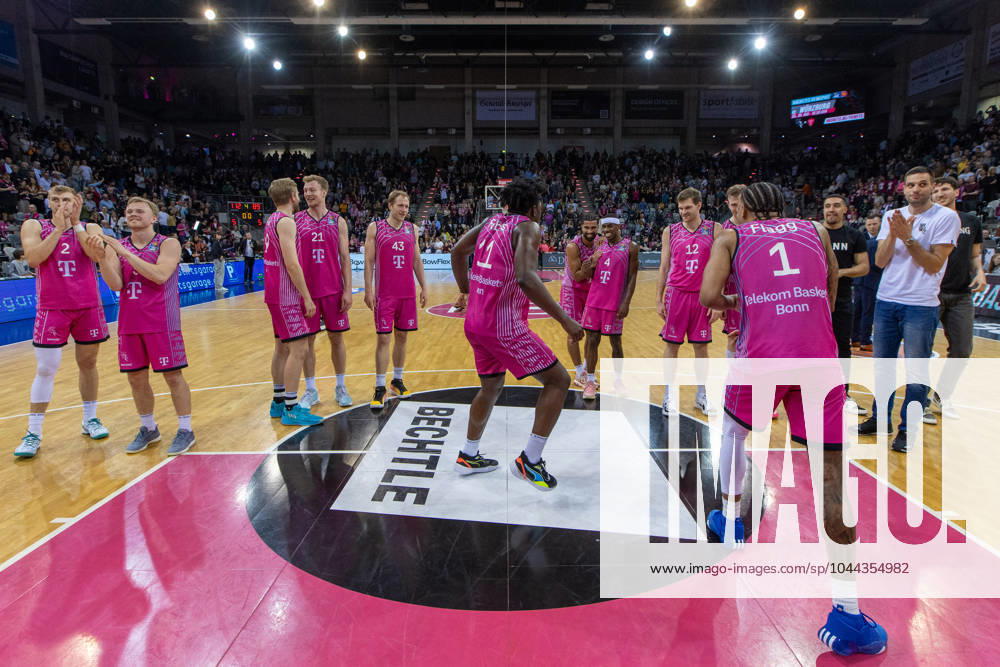 Die Mannschaft der Telekom Baskets Bonn feiert den Sieg gegen Rostock Seawolves. Thomas Kennedy (Telekom Baskets Bonn, 54), Florian Koch (Telekom Baskets Bonn, 12),Glynn Watson (Telekom Baskets Bonn, 04), Savion Flagg (Telekom Baskets Bonn, 01), Brian Fobbs (Telekom Baskets Bonn, 11), Christian Sengfelder (Telekom Baskets Bonn, 43),Lars Thiemann (Telekom Baskets Bonn, 21),Till Pape (Telekom Baskets Bonn, 19),Harald Frey (Telekom Baskets Bonn, 05),Tyreese Blunt (Telekom Baskets Bonn, 0) Telekom Baskets Bonn vs. Rostock Seawolves, Basketball, easy Credit BBL, 30. Spieltag, 2023 24, 27.04.2024 Telekom Baskets Bonn vs. Rostock Seawolves, Basketball, easy Credit BBL, 30. Spieltag, 2023 24, 27.04.2024 Bonn