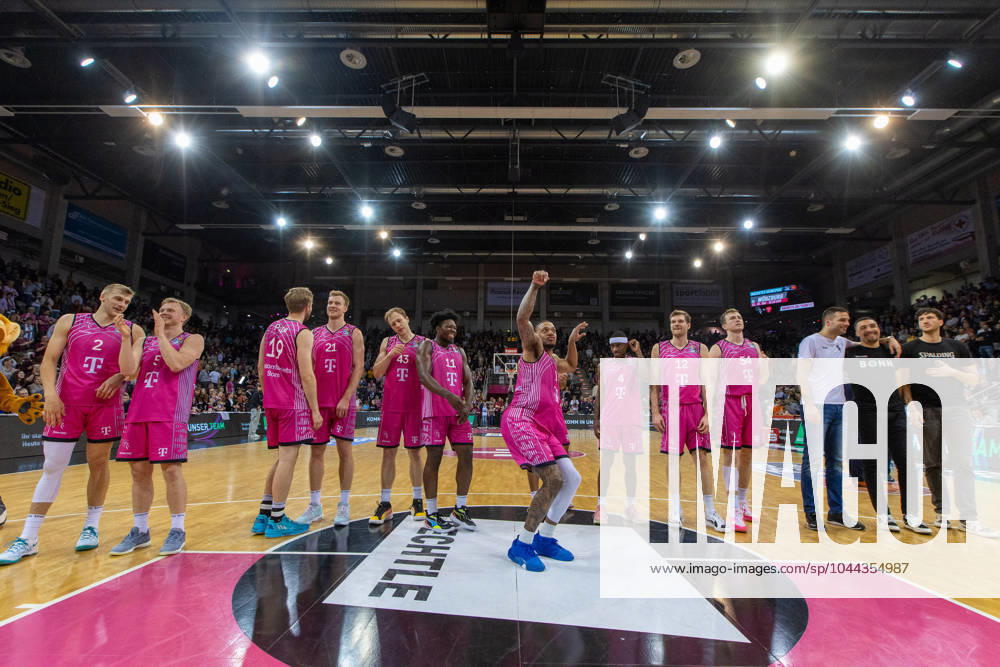 Die Mannschaft der Telekom Baskets Bonn feiert den Sieg gegen Rostock Seawolves. Thomas Kennedy (Telekom Baskets Bonn, 54), Florian Koch (Telekom Baskets Bonn, 12),Glynn Watson (Telekom Baskets Bonn, 04), Savion Flagg (Telekom Baskets Bonn, 01), Brian Fobbs (Telekom Baskets Bonn, 11), Christian Sengfelder (Telekom Baskets Bonn, 43),Lars Thiemann (Telekom Baskets Bonn, 21),Till Pape (Telekom Baskets Bonn, 19),Harald Frey (Telekom Baskets Bonn, 05),Tyreese Blunt (Telekom Baskets Bonn, 0) Telekom Baskets Bonn vs. Rostock Seawolves, Basketball, easy Credit BBL, 30. Spieltag, 2023 24, 27.04.2024 Telekom Baskets Bonn vs. Rostock Seawolves, Basketball, easy Credit BBL, 30. Spieltag, 2023 24, 27.04.2024 Bonn
