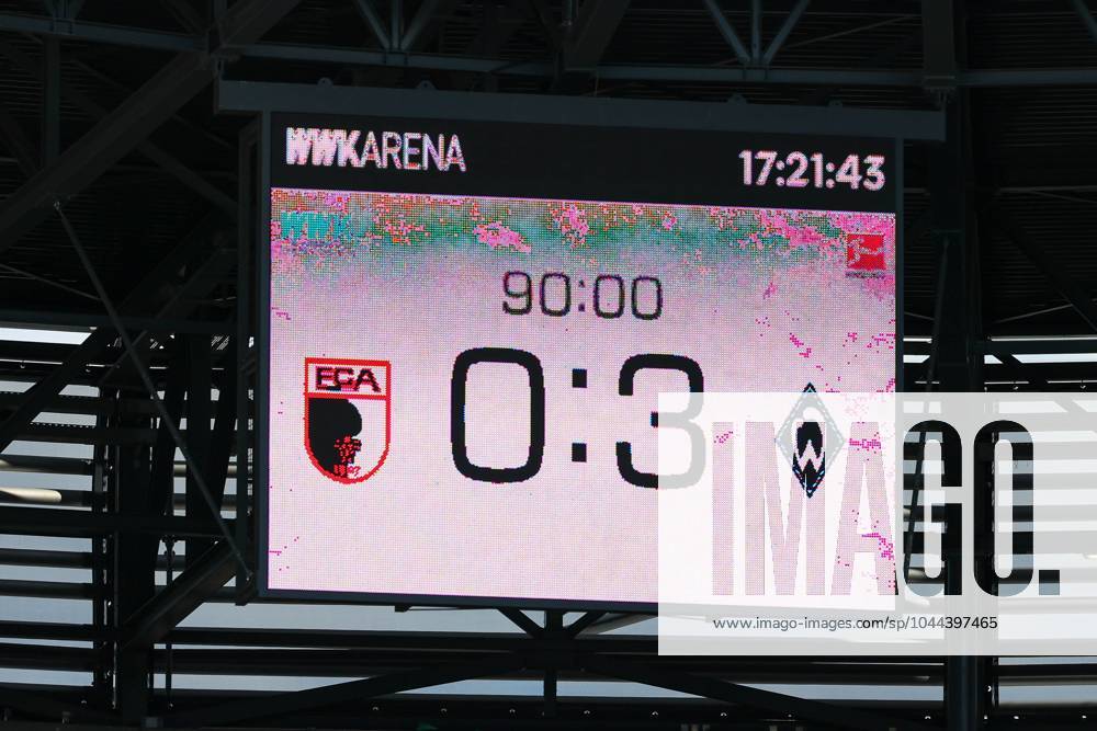 Endstand auf der Anzeigetafel 0:3, FC Augsburg vs. SV Werder Bremen, Fussball, 1. Bundesliga, 31. Spieltag, 27.04.2024 DFB regulations prohibit any use of photographs as image sequences and or quasi-video Augsburg Bayern Deutschland