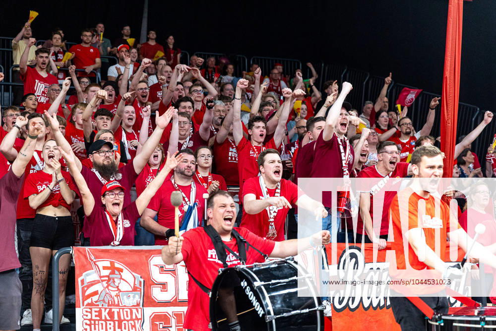 Fan, Fans, Zuschauer, jubelt, Jubel, positive Emotionen, Symbolbild, Symbolfoto, Bamberg Baskets vs. Telekom Baskets Bonn, Basketball, easyCredit BBL, 31. Spieltag, 30.04.2024 Bamberg Baskets vs. Telekom Baskets Bonn, Basketball, easyCredit BBL, 31. Spieltag, 30.04.2024 Bamberg