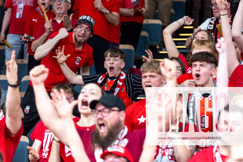 Fan, Fans, Zuschauer, jubelt, Jubel, positive Emotionen,Symbolbild, Symbolfoto, Bamberg Baskets vs. Telekom Baskets Bonn, Basketball, easyCredit BBL, 31. Spieltag, 30.04.2024 Bamberg Baskets vs. Telekom Baskets Bonn, Basketball, easyCredit BBL, 31. Spieltag, 30.04.2024 Bamberg