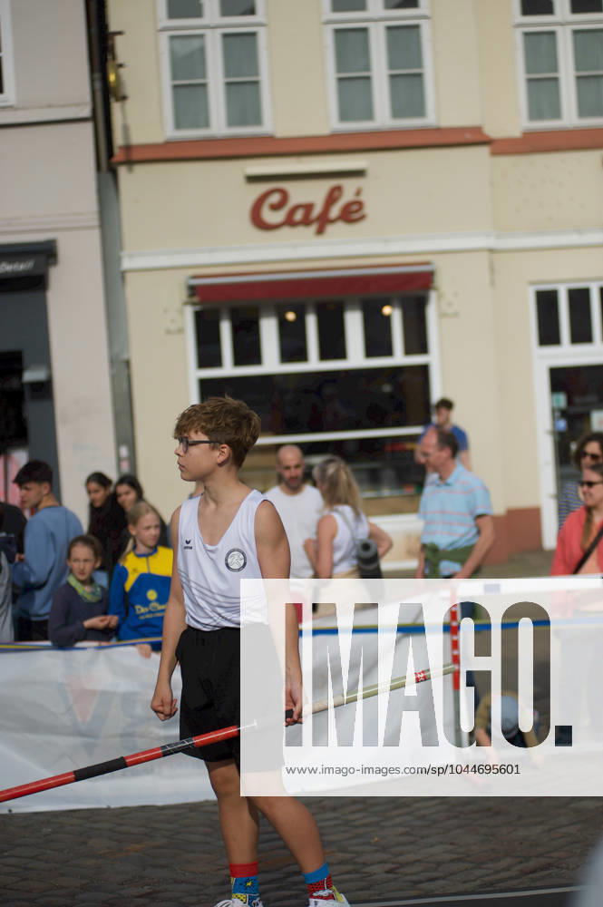 Flensburg, Schleswig-Holstein 1. Flensburger Marktplatzspringen, im Rahmen des Active City Festivals. Hier: Leichtathlet Amadeus Gräber, SV Leonardo-da-Vinci Nauen, Konzentration vor dem Stabhochprung. Aufnahme vom 04.05.2024, Flensburg, Südermarkt,