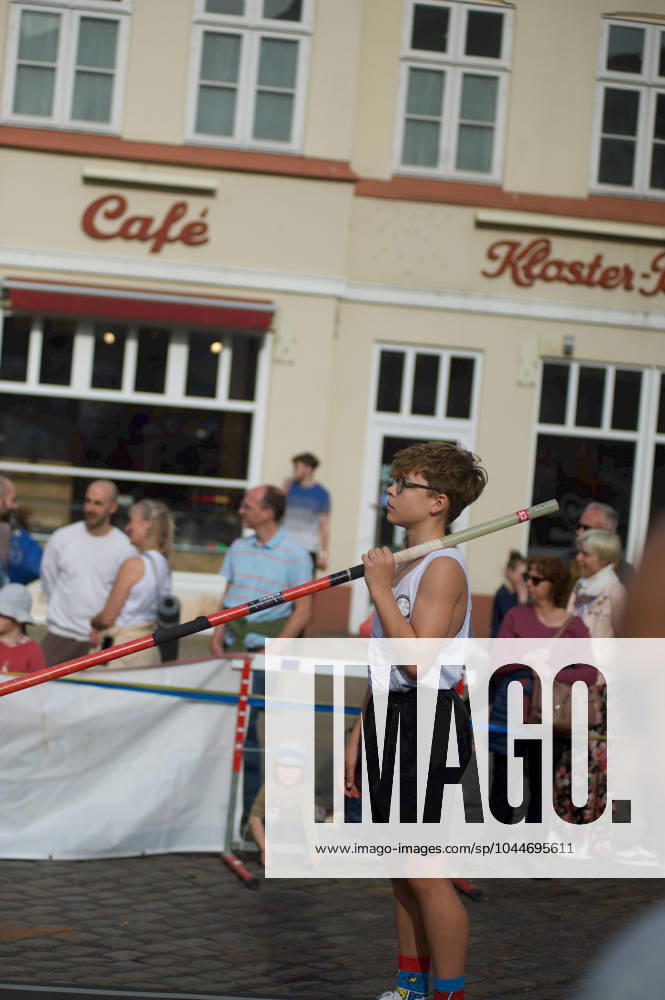 Flensburg, Schleswig-Holstein 1. Flensburger Marktplatzspringen, im Rahmen des Active City Festivals. Hier: Leichtathlet Amadeus Gräber, SV Leonardo-da-Vinci Nauen, Konzentration vor dem Stabhochprung. Aufnahme vom 04.05.2024, Flensburg, Südermarkt,