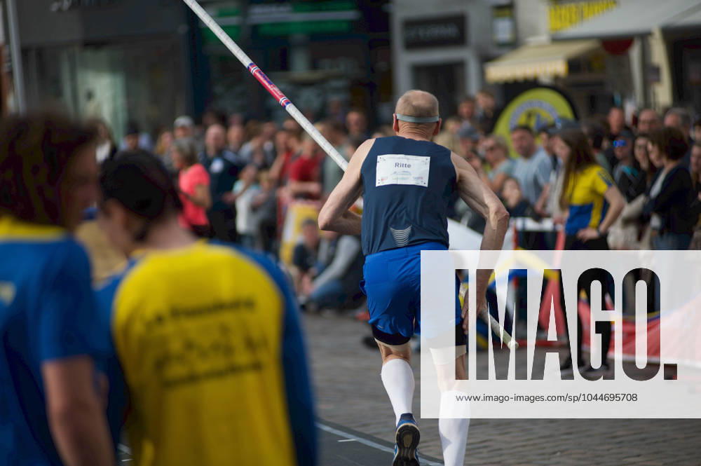 Flensburg, Schleswig-Holstein 1. Flensburger Marktplatzspringen. im Rahmen des Active City Festivals. Hier: Wolfgang Ritte, LAV Bayer Uerdingen Dormagen läuft an beim Stabhochprung. Aufnahme vom 04.05.2024, Flensburg, Südermarkt,