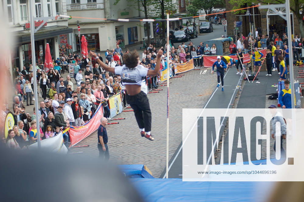 Flensburg, Schleswig-Holstein 1. Flensburger Marktplatzspringen, im Rahmen des Active City Festivals. Hier: Stabhochspringer beim Spung, er überwindet die Latte. Aufnahme vom 04.05.2024, Flensburg, Südermarkt