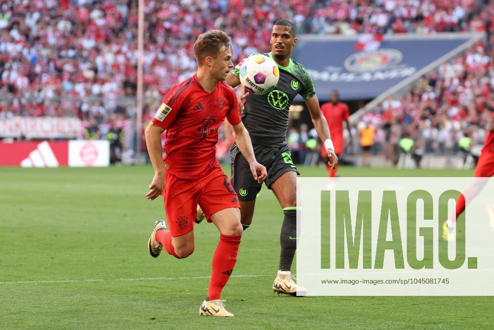 Im Zweikampf, Aktion, mit Joshua Kimmich 6 (FC Bayern Muenchen), Moritz Jenz 25 (VfL Wolfsburg), FC Bayern Muenchen vs. VfL Wolfsburg, Fussball, 1. Bundesliga, 33. Spieltag, 12.05.2024 DFB regulations prohibit any use of photographs as image sequences and or quasi-video Muenchen Bayern Deutschland