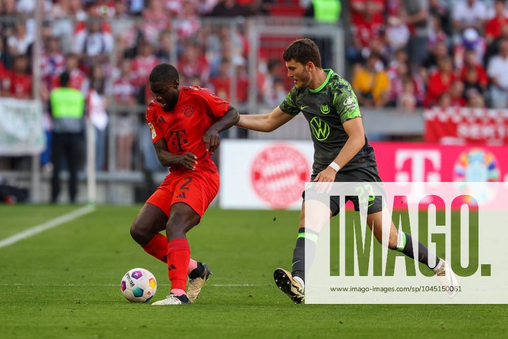 Im Zweikampf, Aktion, mit Dayot Upamecano 2 (FC Bayern Muenchen), Jonas Wind 23 (VfL Wolfsburg), FC Bayern Muenchen vs. VfL Wolfsburg, Fussball, 1. Bundesliga, 33. Spieltag, 12.05.2024 DFB regulations prohibit any use of photographs as image sequences and or quasi-video Muenchen Bayern Deutschland