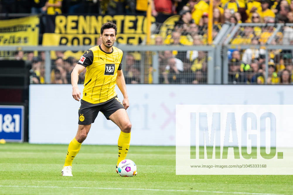 1.Fußball Bundesliga, 34.Spieltag: Borussia Dortmund - SV Darmstadt 98; 18.05.2024 Mats Hummels (Borussia Dortmund, 15) Trikot für Saison 2024-2025, neu 1.Fußball Bundesliga, 34.Spieltag: Borussia Dortmund - SV Darmstadt 98; Signal-Iduna-Park, Dortmund; 18.05.2024 DFL DFB regulations prohibit any use of photographs as image sequences and or quasi video.