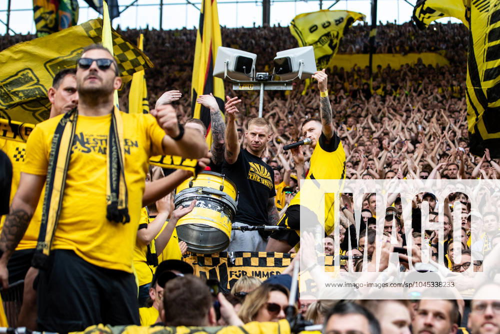 1.Fußball Bundesliga, 34.Spieltag: Borussia Dortmund - SV Darmstadt 98; 18.05.2024 Marko Reus (Borussia Dortmund, 11), nach dem Spiel Verabschiedung, Fanszene, Fans Zuschauerbereich 1.Fußball Bundesliga, 34.Spieltag: Borussia Dortmund - SV Darmstadt 98; Signal-Iduna-Park, Dortmund; 18.05.2024 DFL DFB regulations prohibit any use of photographs as image sequences and or quasi video.