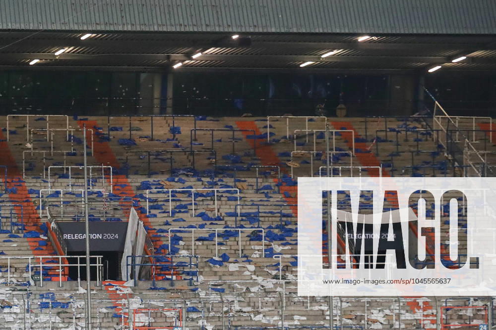 Relegation - VfL Bochum - Fortuna Düsseldorf am 23.05.2024 im Vonovia Ruhrstadion in Bochum Die Ostkurve nach dem Spiel mit Choero Müll auf den Tribünen