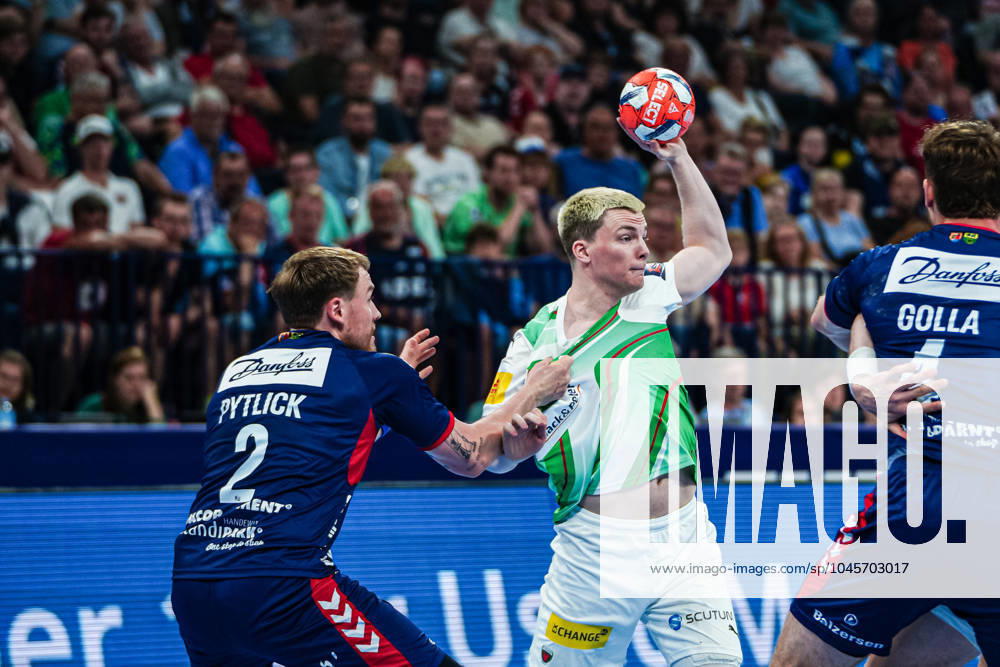 Simon Pytlick (SG Flensburg-Handewitt, 02), Nils Lichtlein (Fuechse Berlin, 17) GER, SG Flensburg-Handewitt vs. Fuechse Berlin, Handball, EHF European League, Finale, Saison 2023 2024, 26.05.2024 GER, SG Flensburg-Handewitt vs. Fuechse Berlin, Handball, EHF European League, Finale, Saison 2023 2024, 26.05.2024 Hamburg