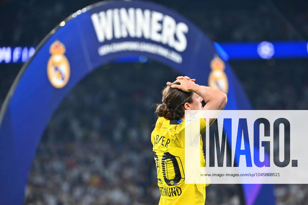 Marcel SABITZER (Borussia Dortmund) nach Siegerehrung, Enttaeuschung,Frust, enttaeuscht,frustriert,niedergeschlagen, Aktion,Einzelbild,angeschnittenes Einzelmotiv,Halbfigur,halbe Figur, Fussball UEFA Champions League Finale. Borussia Dortmund - Real Madrid 0-2 am 01.06.2024, Wembley Stadion London.