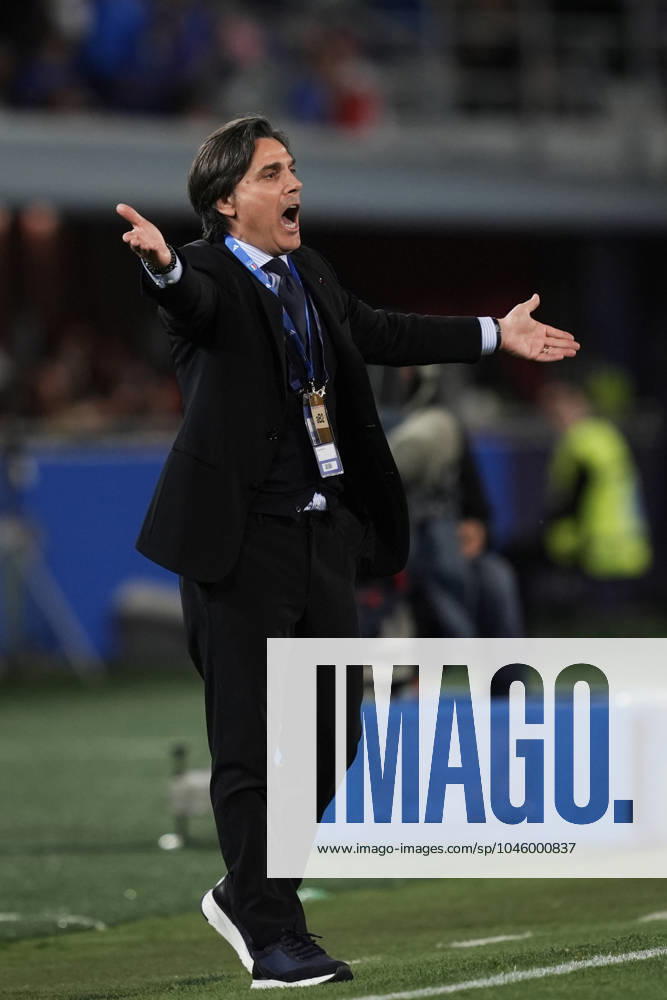 Turkiye s Headcoach Vincenzo Montella shouts instructions to his players during the Friendly Matches 2024 between Italy and Turkiye at Renato Dall& x2019;Ara Stadium - Soccer - Bologna, Italy - Tuesday June 4, 2024