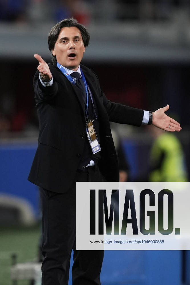 Turkiye s Headcoach Vincenzo Montella shouts instructions to his players during the Friendly Matches 2024 between Italy and Turkiye at Renato Dall& x2019;Ara Stadium - Soccer - Bologna, Italy - Tuesday June 4, 2024