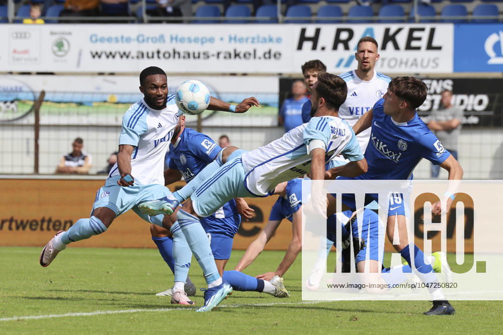Moussa Sylla (FC Schalke 04), Kenan Karaman (FC Schalke 04) und Luis Sprekelmeyer (SV Meppen) kaempfen um den Ball, Nevernot Cup, SV Meppen vs FC Schalke 04, Haensch-Arena am 06. July 2024 in Meppen, Deutschland. (Foto von Marco Steinbrenner DeFodi Images) Moussa Sylla (FC Schalke 04), Kenan Karaman (FC Schalke 04) und Luis Sprekelmeyer (SV Meppen) battle for the ball, Nevernot Cup, SV Meppen vs FC Schalke 04, Haensch-Arena, July 6, 2024 in Meppen, Germany. (Photo by Marco Steinbrenner DeFodi Images) Defodi-700_meppen_schalke_20240706_050
