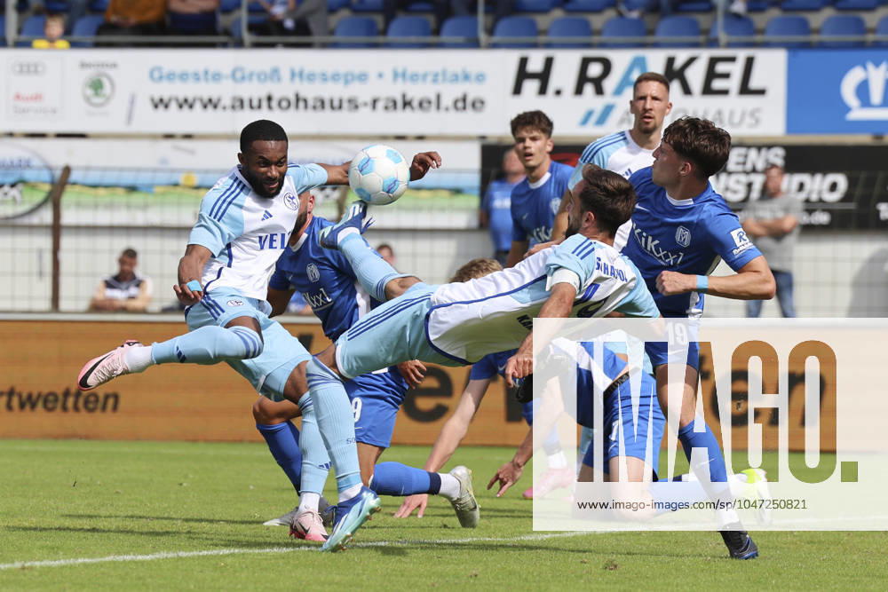 Moussa Sylla (FC Schalke 04), Kenan Karaman (FC Schalke 04) und Luis Sprekelmeyer (SV Meppen) kaempfen um den Ball, Nevernot Cup, SV Meppen vs FC Schalke 04, Haensch-Arena am 06. July 2024 in Meppen, Deutschland. (Foto von Marco Steinbrenner DeFodi Images) Moussa Sylla (FC Schalke 04), Kenan Karaman (FC Schalke 04) und Luis Sprekelmeyer (SV Meppen) battle for the ball, Nevernot Cup, SV Meppen vs FC Schalke 04, Haensch-Arena, July 6, 2024 in Meppen, Germany. (Photo by Marco Steinbrenner DeFodi Images) Defodi-700_meppen_schalke_20240706_051