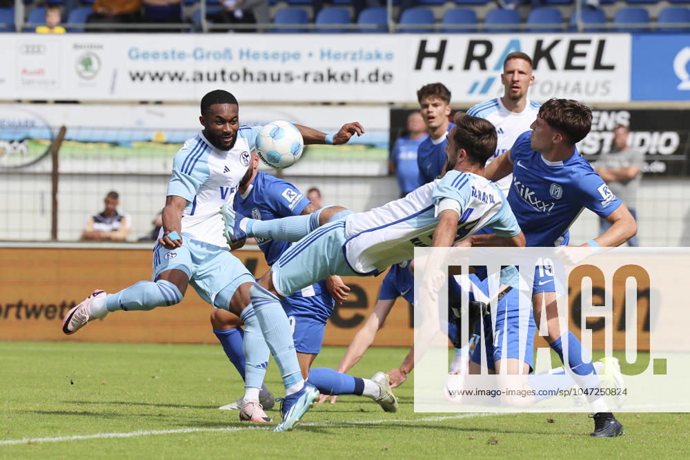 Moussa Sylla (FC Schalke 04), Kenan Karaman (FC Schalke 04) und Luis Sprekelmeyer (SV Meppen) kaempfen um den Ball, Nevernot Cup, SV Meppen vs FC Schalke 04, Haensch-Arena am 06. July 2024 in Meppen, Deutschland. (Foto von Marco Steinbrenner DeFodi Images) Moussa Sylla (FC Schalke 04), Kenan Karaman (FC Schalke 04) und Luis Sprekelmeyer (SV Meppen) battle for the ball, Nevernot Cup, SV Meppen vs FC Schalke 04, Haensch-Arena, July 6, 2024 in Meppen, Germany. (Photo by Marco Steinbrenner DeFodi Images) Defodi-700_meppen_schalke_20240706_054