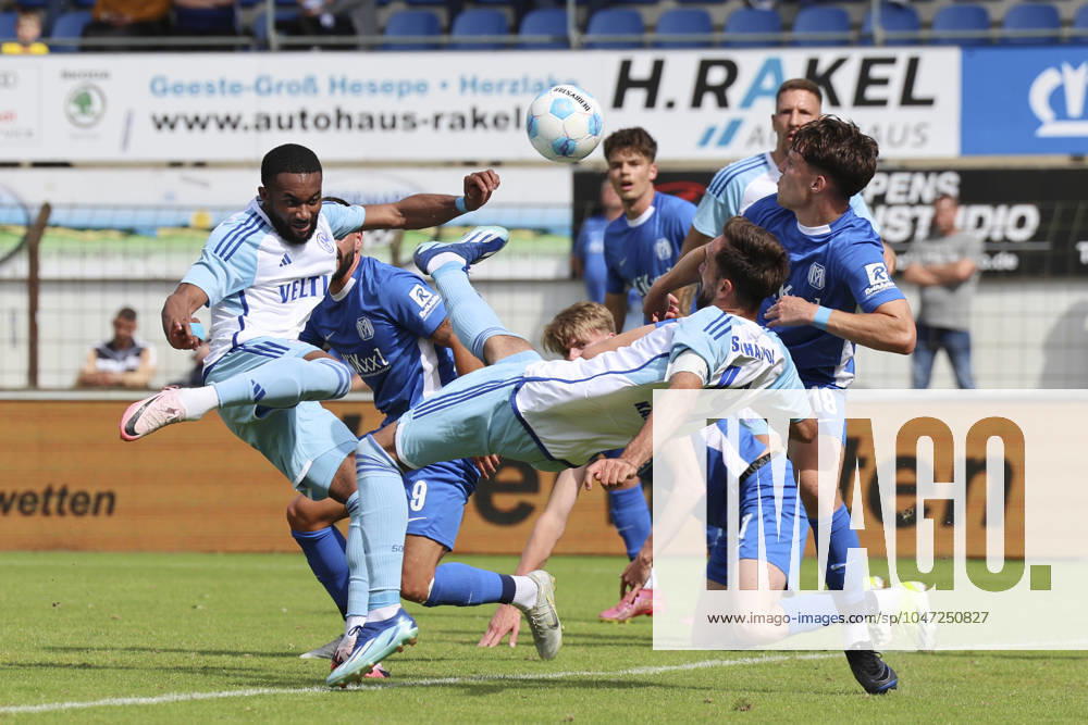 Moussa Sylla (FC Schalke 04), Kenan Karaman (FC Schalke 04) und Luis Sprekelmeyer (SV Meppen) kaempfen um den Ball, Nevernot Cup, SV Meppen vs FC Schalke 04, Haensch-Arena am 06. July 2024 in Meppen, Deutschland. (Foto von Marco Steinbrenner DeFodi Images) Moussa Sylla (FC Schalke 04), Kenan Karaman (FC Schalke 04) und Luis Sprekelmeyer (SV Meppen) battle for the ball, Nevernot Cup, SV Meppen vs FC Schalke 04, Haensch-Arena, July 6, 2024 in Meppen, Germany. (Photo by Marco Steinbrenner DeFodi Images) Defodi-700_meppen_schalke_20240706_055