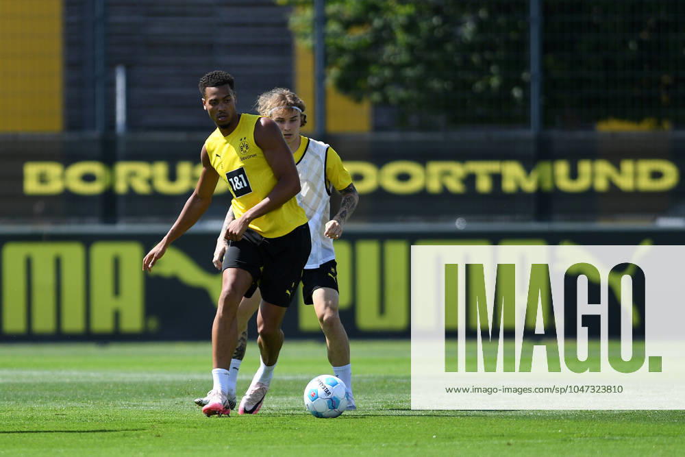 Dortmund, Germany,11.07.24: Felix Nmecha (Borussia Dortmund) in Aktion, am Ball, Einzelaktion waehrend der Trainingseinheit von Borussia Dortmund auf dem BVB-Trainingsgelaende Hohenbuschei am 11. Juli 2024 in Dortmund. (Foto von Ralf Treese DeFodi Images) Dortmund, Deutschland - 11.07.24: Felix Nmecha (Borussia Dortmund) controls the ball during the training session of Borussia Dortmund at BVB-Trainingsgelaende Hohenbuschei on July 11. 2024 in Dortmund. (Photo by Ralf Treese DeFodi Images) Defodi-521_BVBTRA20240711_009
