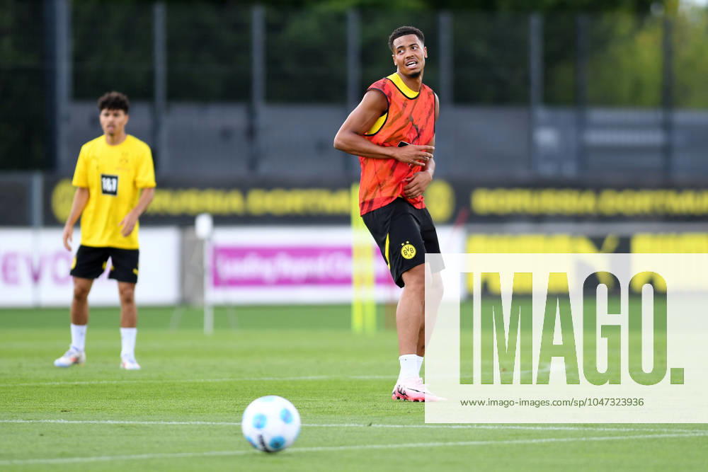 Dortmund, Germany,11.07.24: Felix Nmecha (Borussia Dortmund) schaut waehrend der Trainingseinheit von Borussia Dortmund auf dem BVB-Trainingsgelaende Hohenbuschei am 11. Juli 2024 in Dortmund. (Foto von Ralf Treese DeFodi Images) Dortmund, Deutschland - 11.07.24: Felix Nmecha (Borussia Dortmund) looks on during the training session of Borussia Dortmund at BVB-Trainingsgelaende Hohenbuschei on July 11. 2024 in Dortmund. (Photo by Ralf Treese DeFodi Images) Defodi-521_BVBTRA20240711_040