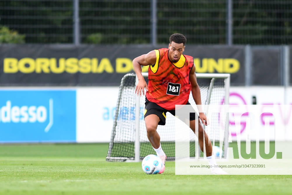 Dortmund, Germany,11.07.24: Felix Nmecha (Borussia Dortmund) in Aktion, am Ball, Einzelaktion waehrend der Trainingseinheit von Borussia Dortmund auf dem BVB-Trainingsgelaende Hohenbuschei am 11. Juli 2024 in Dortmund. (Foto von Ralf Treese DeFodi Images) Dortmund, Deutschland - 11.07.24: Felix Nmecha (Borussia Dortmund) controls the ball during the training session of Borussia Dortmund at BVB-Trainingsgelaende Hohenbuschei on July 11. 2024 in Dortmund. (Photo by Ralf Treese DeFodi Images) Defodi-521_BVBTRA20240711_057