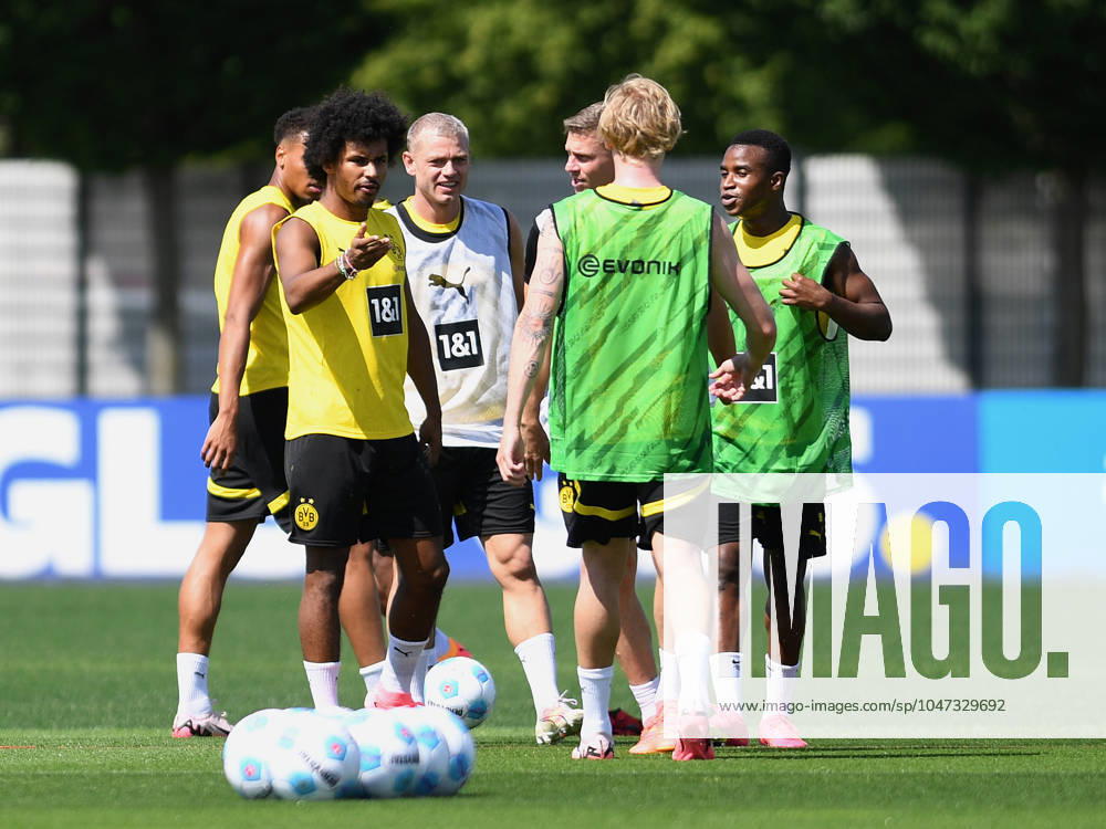 Dortmund, Germany,11.07.24: Felix Nmecha (Borussia Dortmund), Karim Adeyemi (Borussia Dortmund), Julian Ryerson (Borussia Dortmund), Co-Trainer Lukasz Piszczek (Borussia Dortmund), Julian Brandt (Borussia Dortmund) und Youssoufa Moukoko (Borussia Dortmund) schauen waehrend der Trainingseinheit von Borussia Dortmund auf dem BVB-Trainingsgelaende Hohenbuschei am 11. Juli 2024 in Dortmund. (Foto von Ralf Treese DeFodi Images) Dortmund, Deutschland - 11.07.24: Felix Nmecha (Borussia Dortmund), Karim Adeyemi (Borussia Dortmund), Julian Ryerson (Borussia Dortmund), Co-Trainer Lukasz Piszczek (Borussia Dortmund), Julian Brandt (Borussia Dortmund) und Youssoufa Moukoko (Borussia Dortmund) look on during the training session of Borussia Dortmund at BVB-Trainingsgelaende Hohenbuschei on July 11. 2024 in Dortmund. (Photo by Ralf Treese DeFodi Images) Defodi-521_BVBTRA20240711_067