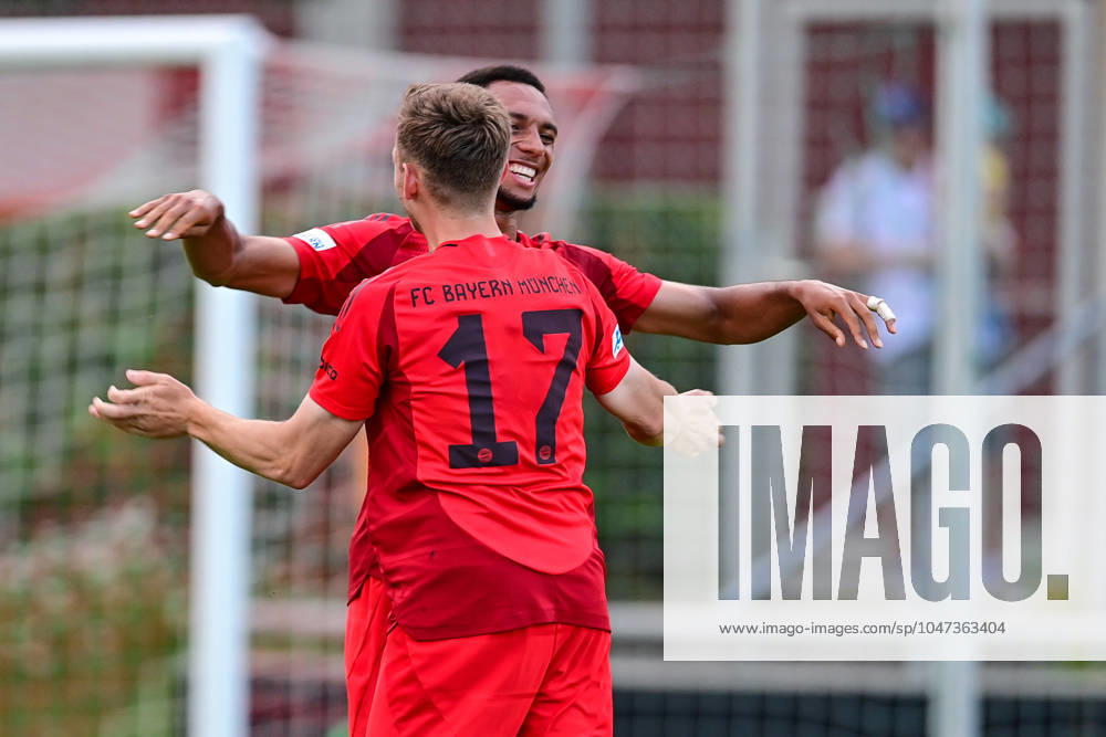 V.li.: Vincent Manuba Bayern München, FCB, 2) Timo Kern (Bayern München, FCB, 17) mit Torjubel, Jubel, Torjubel, Torerfolg, celebrate the goal, goal, celebration, Jubel ueber das Tor zum 2:3 durch Vincent Manuba Bayern München, FCB, 2), optimistisch, Action, Aktion, 12.07.2024, Heimstetten (Deutschland), Fussball, Testspiel, SpVgg Unterhaching - FC Bayern München II