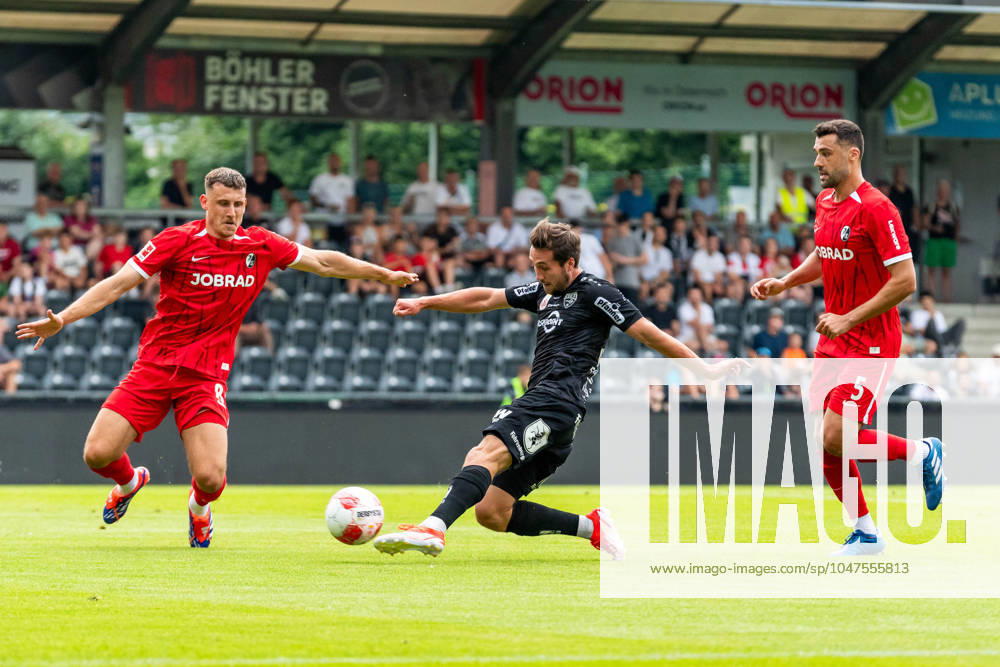 Maximilian Eggestein (8, SC Freiburg) und Manuel Gulde (5, SC Freiburg) verteidigen einen Schuss von Lukas Fadinger (30, SCR Altach) AUT, SCR Altach vs SC Freiburg, Fussball, Vorbereitung, Saison 2024 25,19.07.2024, AUT, SCR Altach vs SC Freiburg, Fussball, Vorbereitung, Saison 2024 25,19.07.2024 Altach