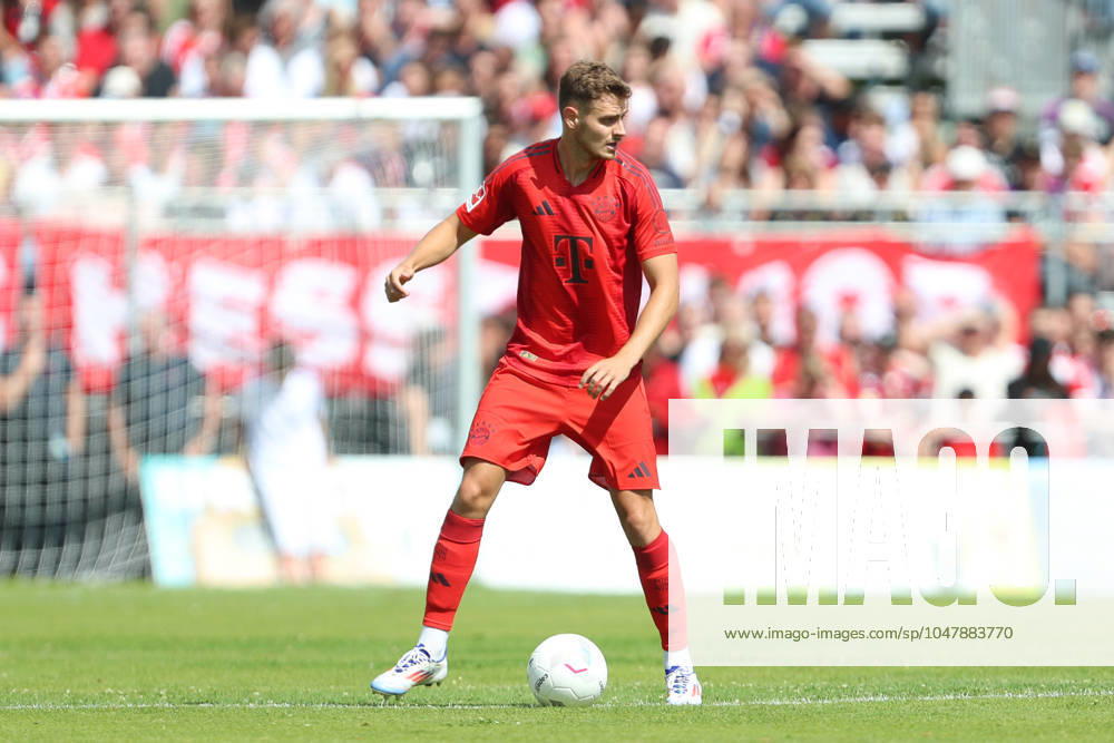 Josip Stanisic (FC Bayern München) in Aktion, am Ball, Einzelaktion, Testspiel, 1.FC Düren vs FC Bayern München, Karl-Knipprath-Stadion am 28. July 2024 in Jülich, Deutschland. (Foto von Oliver Kaelke DeFodi Images) Josip Stanisic (FC Bayern München) controls the ball, Testspiel, 1.FC Düren vs FC Bayern München, Karl-Knipprath-Stadion on July 28, 2024 in Juelich, Germany. (Photo by Oliver Kaelke DeFodi Images) Defodi-678_2024_07_28_OK_FCDFCB_0585