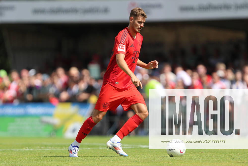 Josip Stanisic (FC Bayern München) in Aktion, am Ball, Einzelaktion, Testspiel, 1.FC Düren vs FC Bayern München, Karl-Knipprath-Stadion am 28. July 2024 in Jülich, Deutschland. (Foto von Oliver Kaelke DeFodi Images) Josip Stanisic (FC Bayern München) controls the ball, Testspiel, 1.FC Düren vs FC Bayern München, Karl-Knipprath-Stadion on July 28, 2024 in Juelich, Germany. (Photo by Oliver Kaelke DeFodi Images) Defodi-678_2024_07_28_OK_FCDFCB_0594