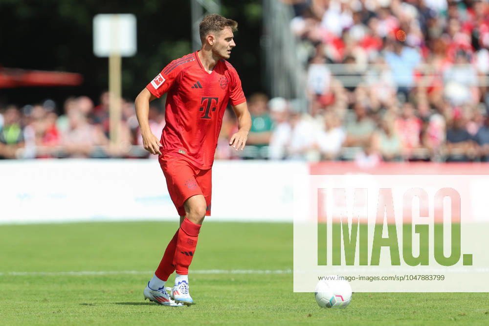 Josip Stanisic (FC Bayern München) in Aktion, am Ball, Einzelaktion, Testspiel, 1.FC Düren vs FC Bayern München, Karl-Knipprath-Stadion am 28. July 2024 in Jülich, Deutschland. (Foto von Oliver Kaelke DeFodi Images) Josip Stanisic (FC Bayern München) controls the ball, Testspiel, 1.FC Düren vs FC Bayern München, Karl-Knipprath-Stadion on July 28, 2024 in Juelich, Germany. (Photo by Oliver Kaelke DeFodi Images) Defodi-678_2024_07_28_OK_FCDFCB_0620
