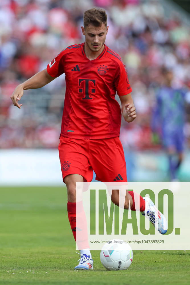 Josip Stanisic (FC Bayern München) in Aktion, am Ball, Einzelaktion, Testspiel, 1.FC Düren vs FC Bayern München, Karl-Knipprath-Stadion am 28. July 2024 in Jülich, Deutschland. (Foto von Oliver Kaelke DeFodi Images) Josip Stanisic (FC Bayern München) controls the ball, Testspiel, 1.FC Düren vs FC Bayern München, Karl-Knipprath-Stadion on July 28, 2024 in Juelich, Germany. (Photo by Oliver Kaelke DeFodi Images) Defodi-678_2024_07_28_OK_FCDFCB_0804