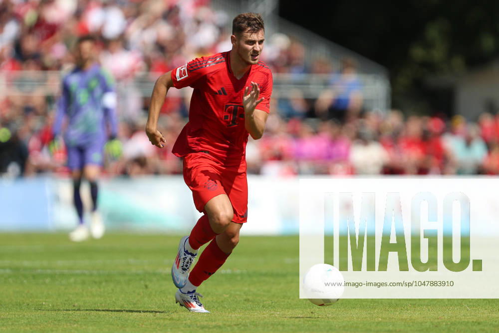 Josip Stanisic (FC Bayern München) in Aktion, am Ball, Einzelaktion, Testspiel, 1.FC Düren vs FC Bayern München, Karl-Knipprath-Stadion am 28. July 2024 in Jülich, Deutschland. (Foto von Oliver Kaelke DeFodi Images) Josip Stanisic (FC Bayern München) controls the ball, Testspiel, 1.FC Düren vs FC Bayern München, Karl-Knipprath-Stadion on July 28, 2024 in Juelich, Germany. (Photo by Oliver Kaelke DeFodi Images) Defodi-678_2024_07_28_OK_FCDFCB_0987