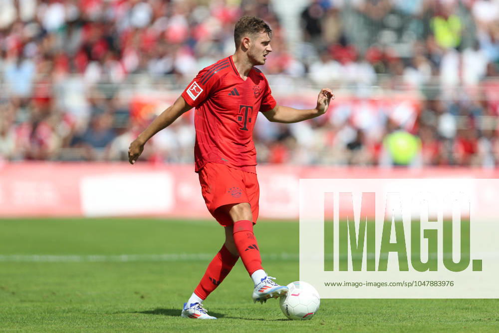 Josip Stanisic (FC Bayern München) in Aktion, am Ball, Einzelaktion, Testspiel, 1.FC Düren vs FC Bayern München, Karl-Knipprath-Stadion am 28. July 2024 in Jülich, Deutschland. (Foto von Oliver Kaelke DeFodi Images) Josip Stanisic (FC Bayern München) controls the ball, Testspiel, 1.FC Düren vs FC Bayern München, Karl-Knipprath-Stadion on July 28, 2024 in Juelich, Germany. (Photo by Oliver Kaelke DeFodi Images) Defodi-678_2024_07_28_OK_FCDFCB_0983