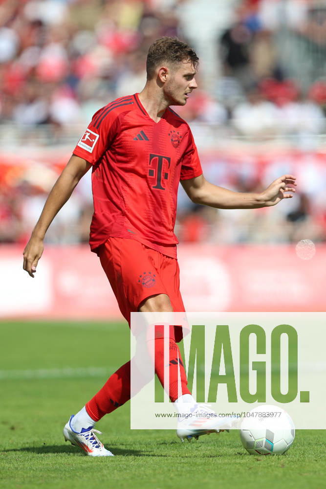 Josip Stanisic (FC Bayern München) in Aktion, am Ball, Einzelaktion, Testspiel, 1.FC Düren vs FC Bayern München, Karl-Knipprath-Stadion am 28. July 2024 in Jülich, Deutschland. (Foto von Oliver Kaelke DeFodi Images) Josip Stanisic (FC Bayern München) controls the ball, Testspiel, 1.FC Düren vs FC Bayern München, Karl-Knipprath-Stadion on July 28, 2024 in Juelich, Germany. (Photo by Oliver Kaelke DeFodi Images) Defodi-678_2024_07_28_OK_FCDFCB_0984